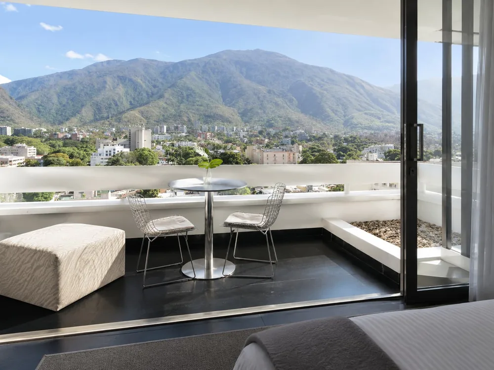 Terraza de suite con vista a la ciudad — THE HOTEL CARACAS