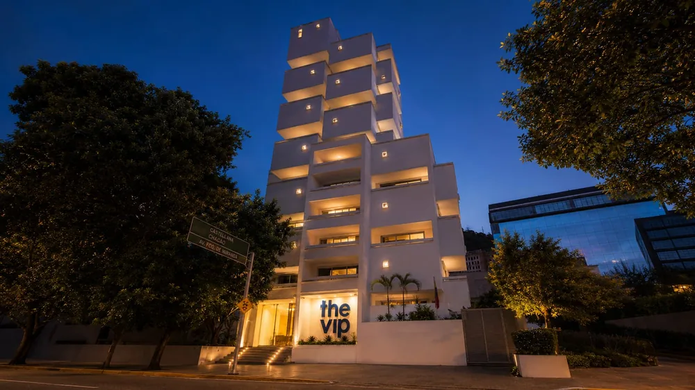 Fachada nocturna iluminada — THE HOTEL CARACAS