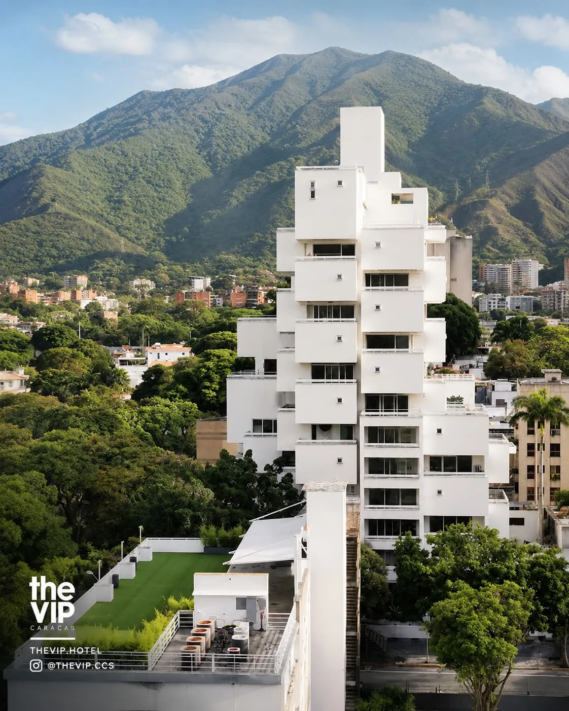 Edificio de THE HOTEL CARACAS y cerro El Ávila — El Rosal